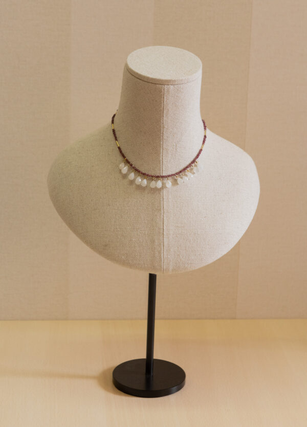 Collar de plata chapado en oro, con mini colgantes de piedras naturales