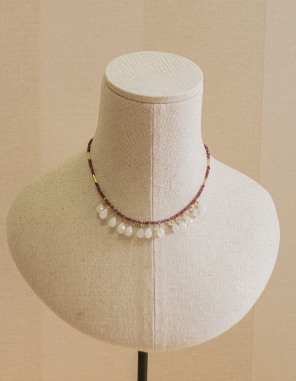 Collar de plata chapado en oro, con mini colgantes de piedras naturales