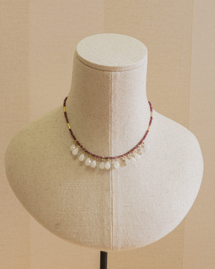 Collar de plata chapado en oro, con mini colgantes de piedras naturales