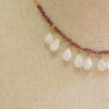 Collar de plata chapado en oro, con mini colgantes de piedras naturales