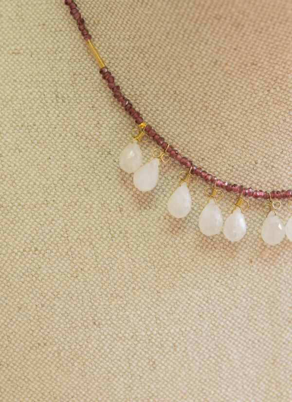 Collar de plata chapado en oro, con mini colgantes de piedras naturales