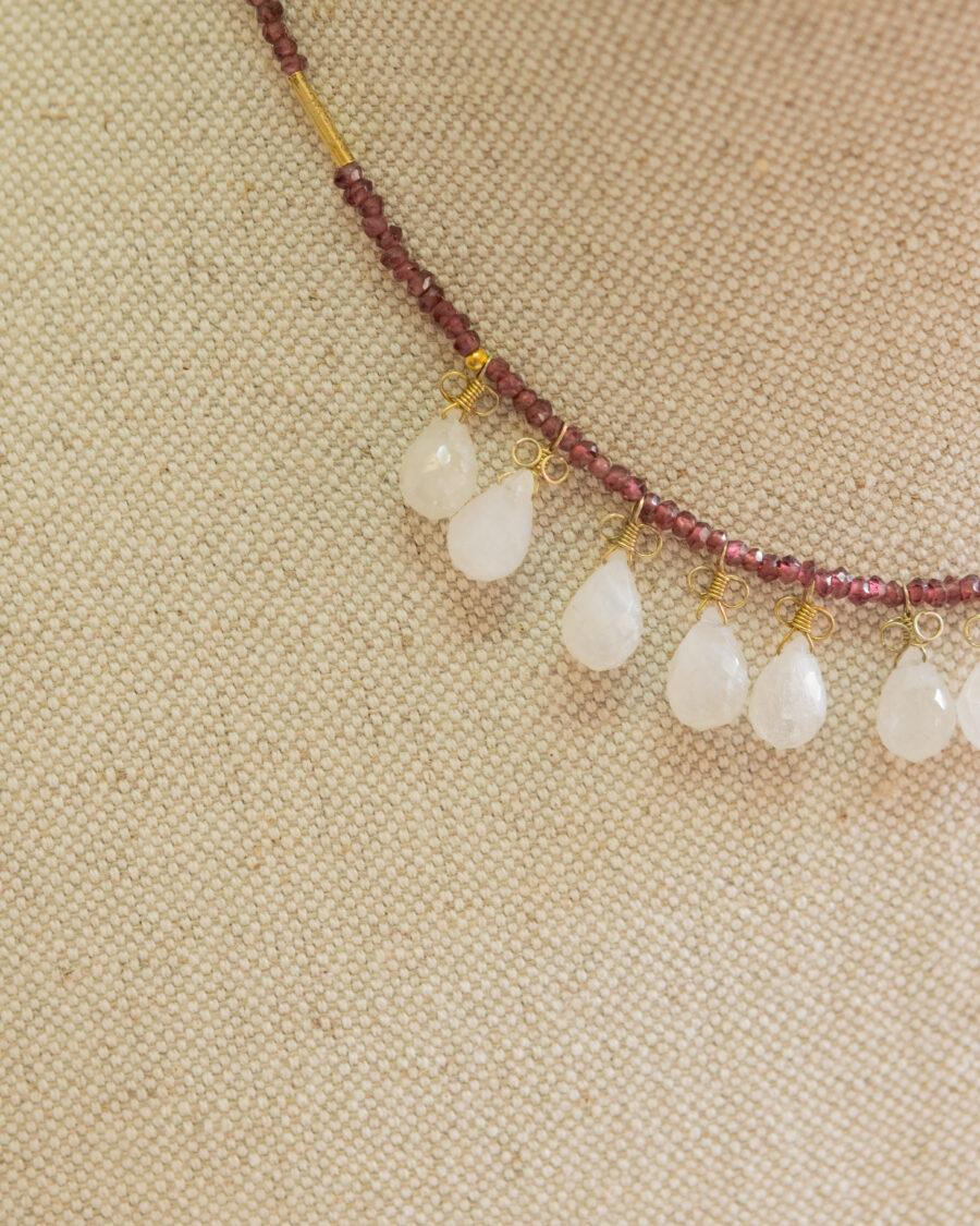 Collar de plata chapado en oro, con mini colgantes de piedras naturales