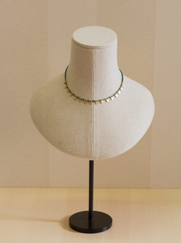 Collar con abalorios orgánicos y detalles de plata chapados en oro