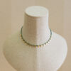 Collar con abalorios orgánicos y detalles de plata chapados en oro