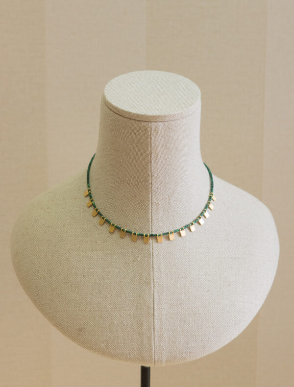 Collar con abalorios orgánicos y detalles de plata chapados en oro