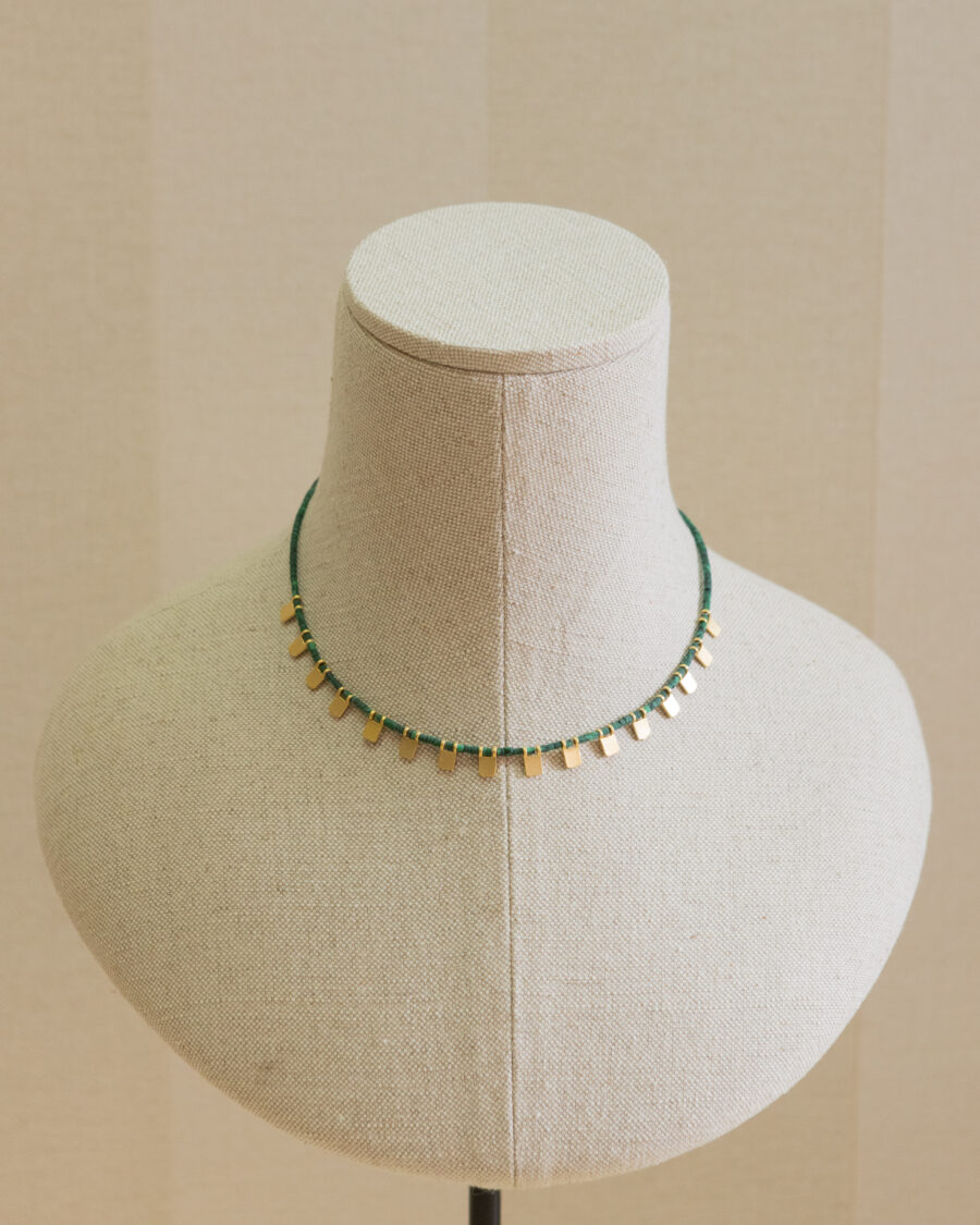 Collar con abalorios orgánicos y detalles de plata chapados en oro