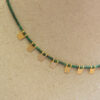 Collar con abalorios orgánicos y detalles de plata chapados en oro