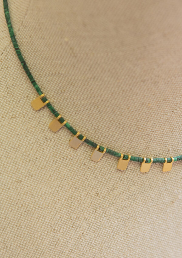 Collar con abalorios orgánicos y detalles de plata chapados en oro
