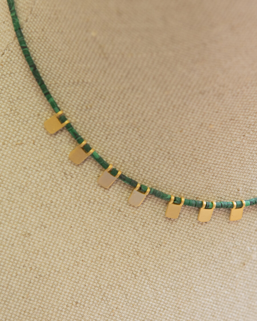 Collar con abalorios orgánicos y detalles de plata chapados en oro