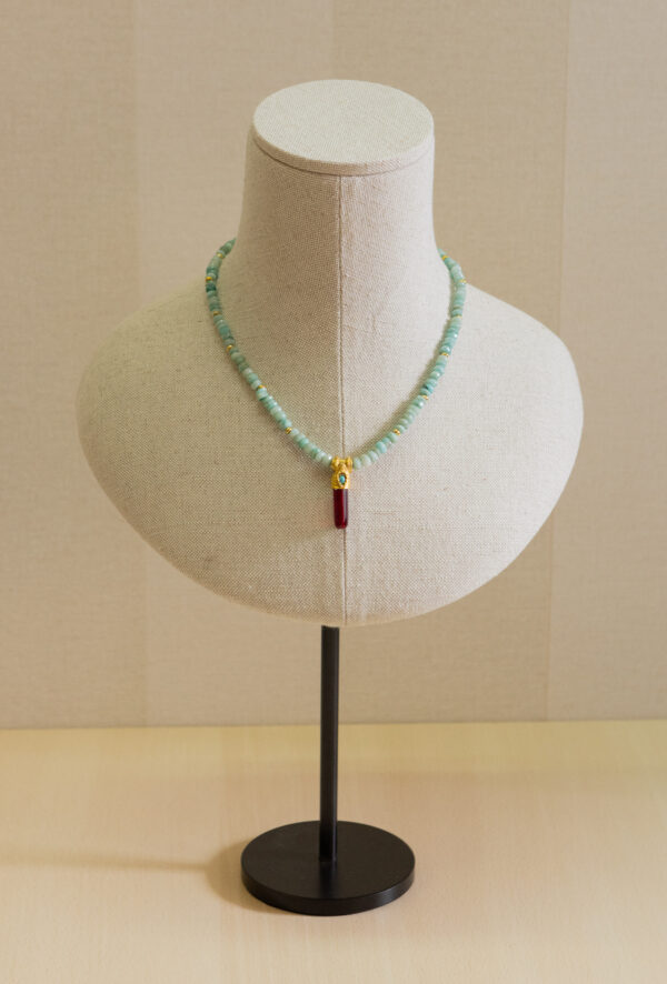 Collar engarzado a mano repleto de piedras naturales, plata chapado en oro 