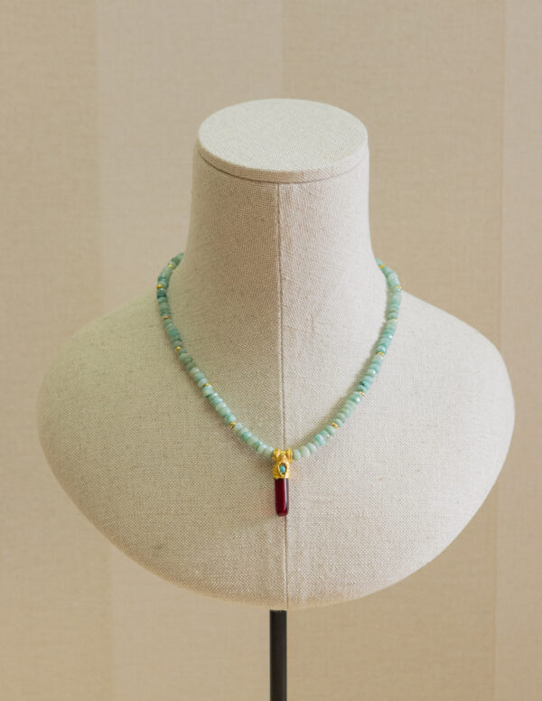 Collar engarzado a mano repleto de piedras naturales, plata chapado en oro 