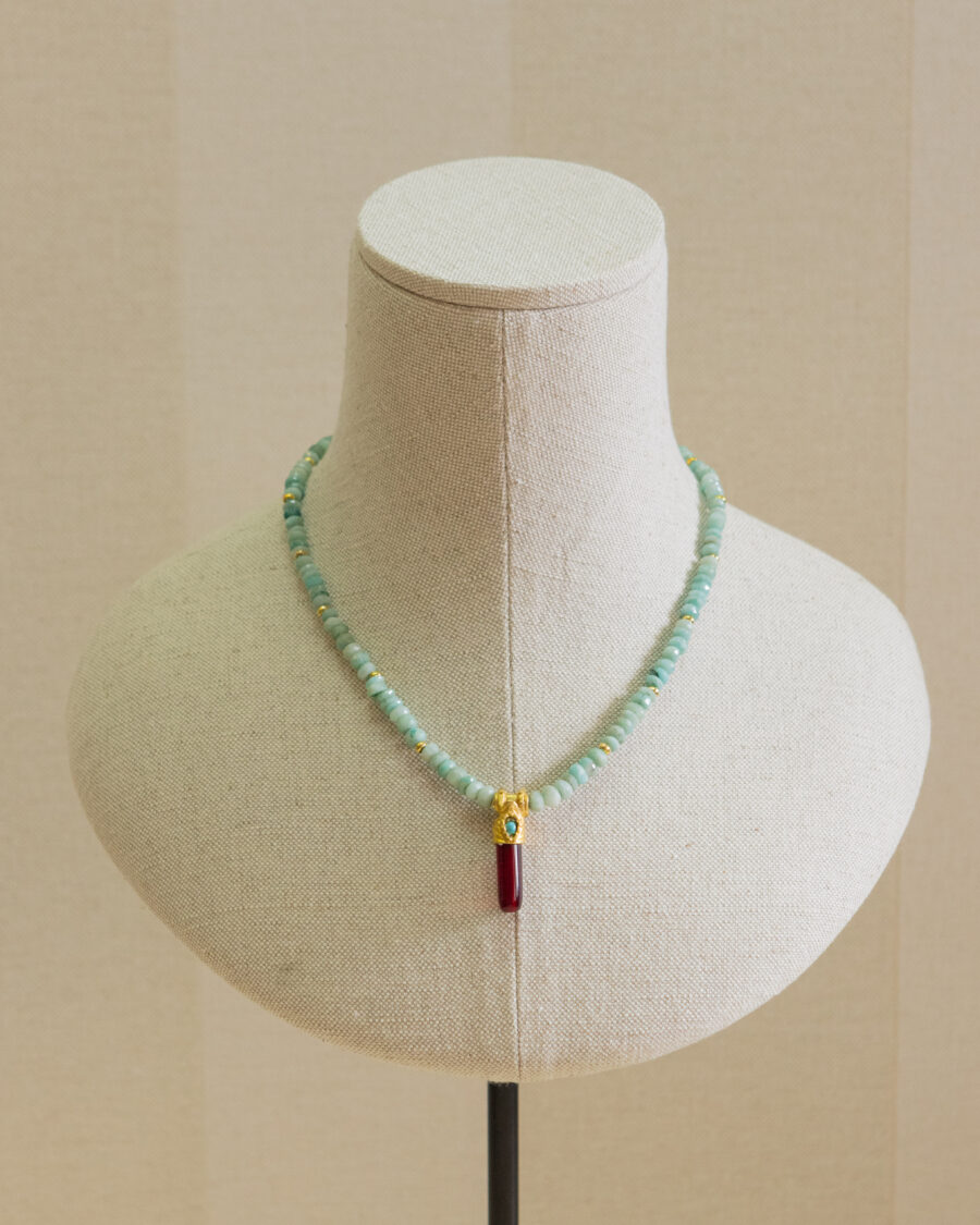 Collar engarzado a mano repleto de piedras naturales, plata chapado en oro 