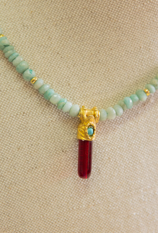 Collar engarzado a mano repleto de piedras naturales, plata chapado en oro 