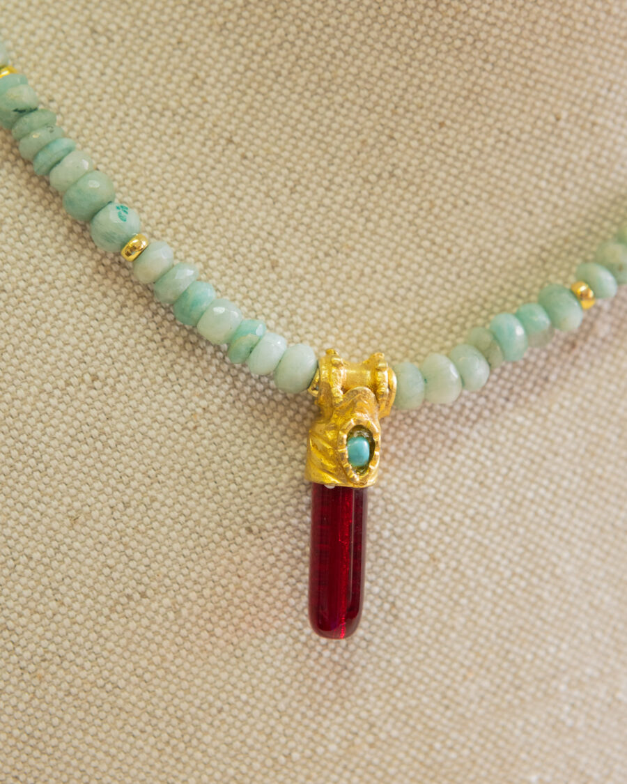 Collar engarzado a mano repleto de piedras naturales, plata chapado en oro 