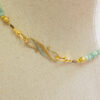 Collar engarzado a mano repleto de piedras naturales, plata chapado en oro 