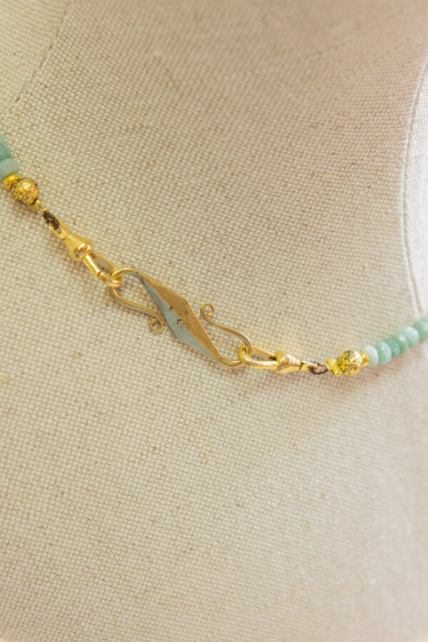 Collar engarzado a mano repleto de piedras naturales, plata chapado en oro 
