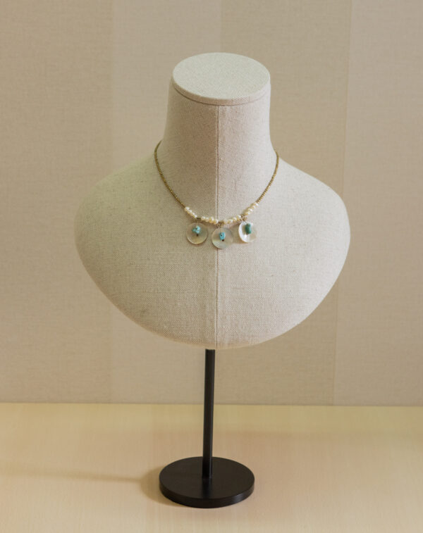 Collar plata chapado en oro,  con colgantes redondos de piedra natural