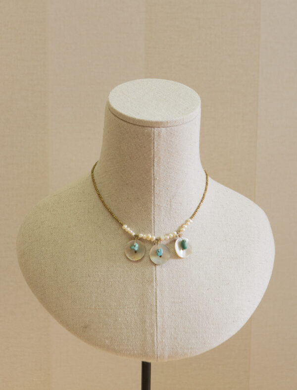 Collar plata chapado en oro,  con colgantes redondos de piedra natural