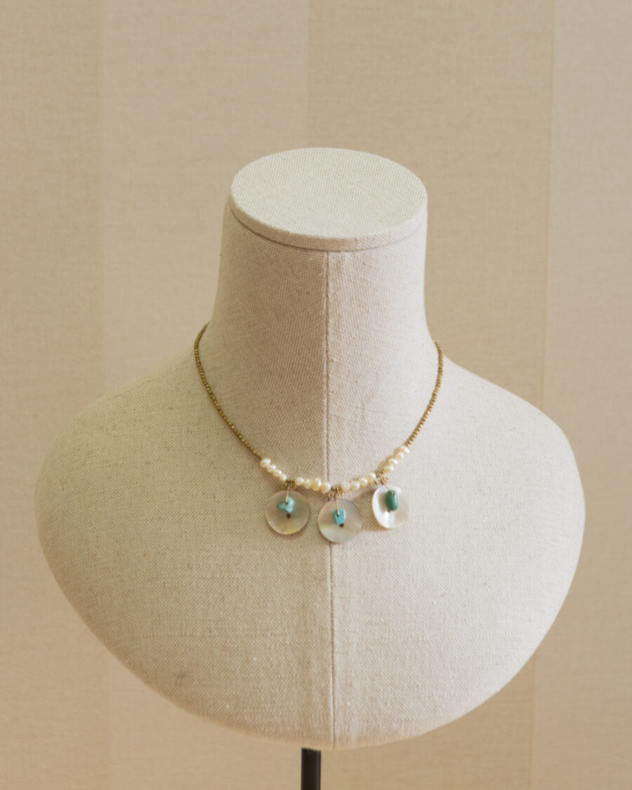 Collar plata chapado en oro,  con colgantes redondos de piedra natural