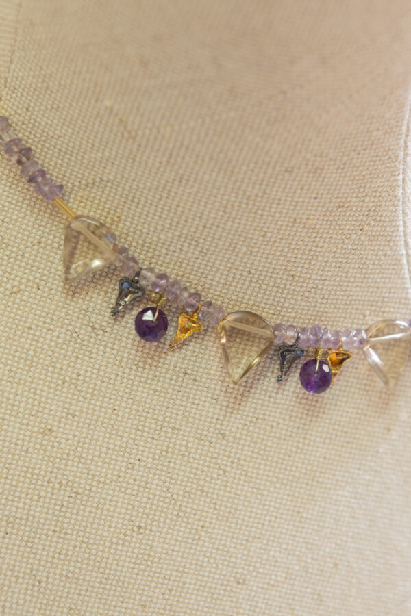 Collar plata chapado en oro,  con colgantes asimétricos de piedra natural 