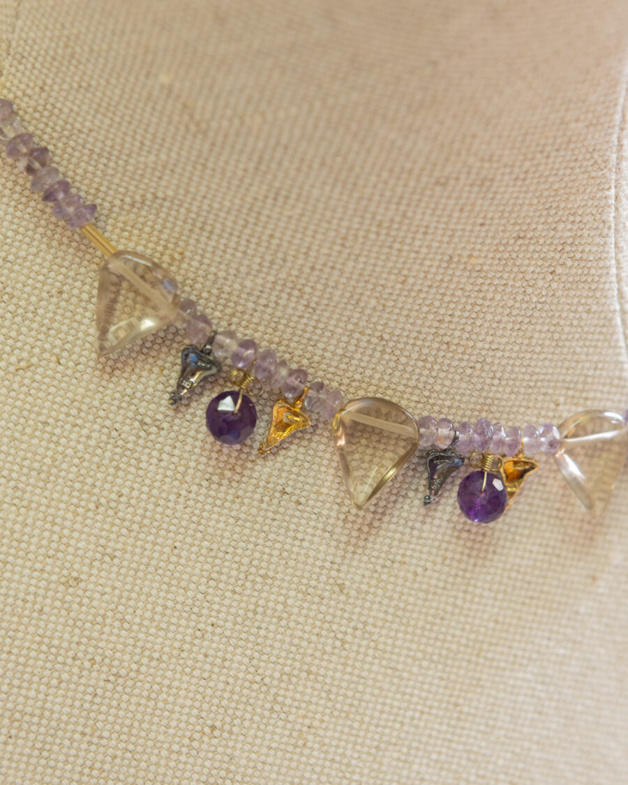 Collar plata chapado en oro,  con colgantes asimétricos de piedra natural 